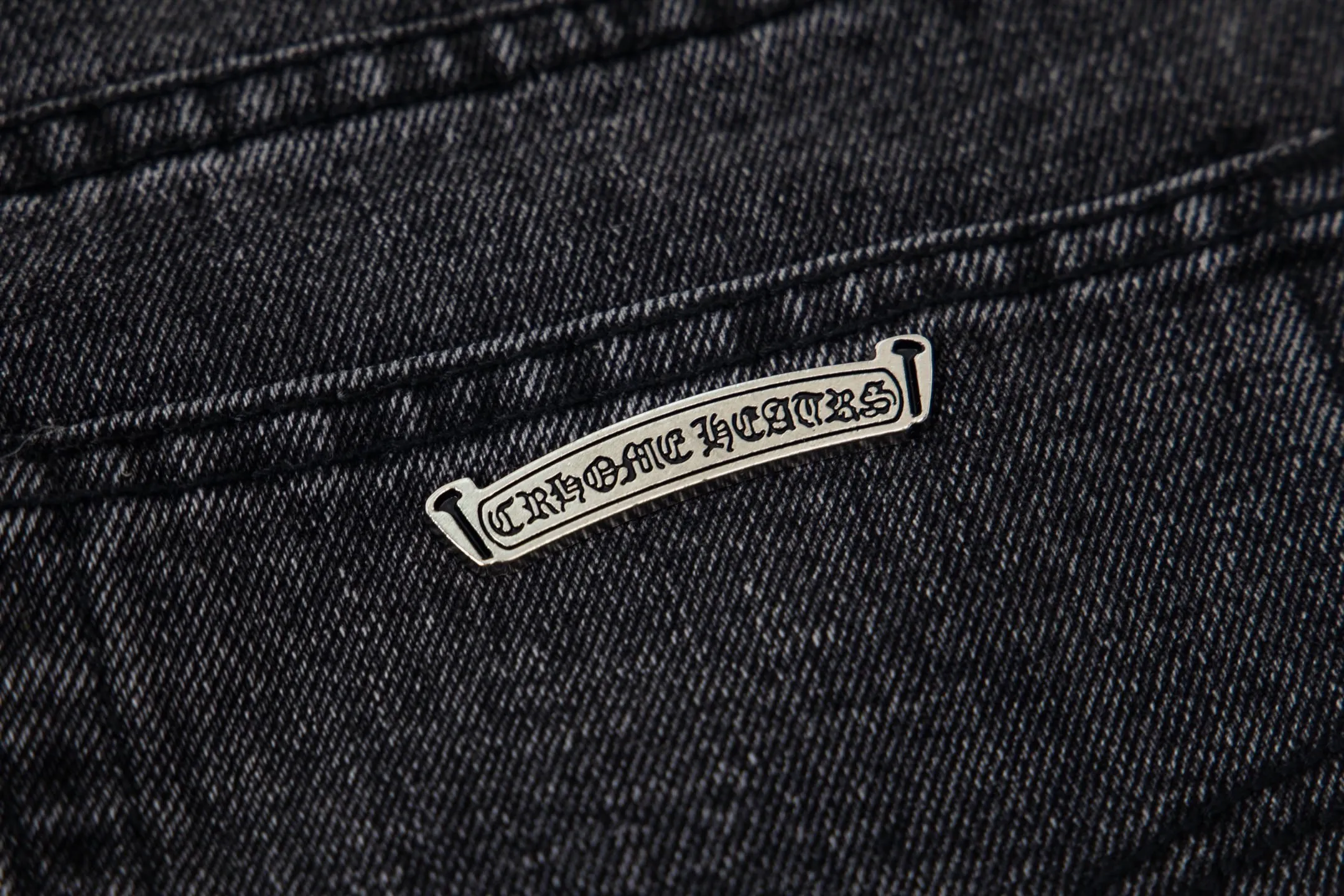 P240 Chrome Hearts Chrome Hearts Jeans Purple Matty Boy Sex Records Rivet Work Jeans CH Jeans need to be disassembled and washed before being dismantled and hand-stitched with sheepskin cross leather and then spliced ​​together. The whole piece has too many craftsmanship to explain. The cabinet price is 16W+, the patchwork cross pattern is embellished, and the high-waisted washed jeans! ! Absolutely high-end luxury products, 8W+ level god-level items, super popular products, made with top heavy industry, a magic weapon that cannot be missed. About Kroxin This is an extremely luxurious fashion brand, which can also be called the aristocrats of the high street. It has always been an exclusive brand for some hipsters or rich second generation. Compared with ordinary high streets, it is more luxurious and noble. Compared with luxury brands, it has a more fashionable personality and has always been a brand that I have a special liking for. Style number: 1761# Size: 28 30 32 34 36